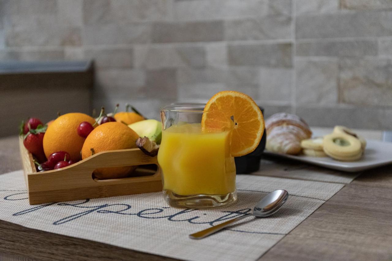 Tizzy Apartment & Rooms Bari Bagian luar foto